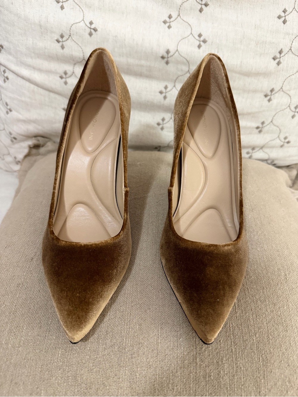 ANTONIO MELANI NWT Size 7.5 Kara Velvet Gold Brown Pointed Toe Pump 4” Heels